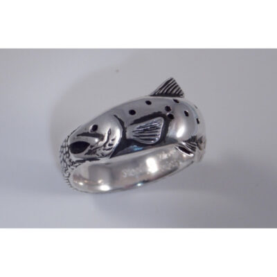 A silver ring with an animal design on it's face.